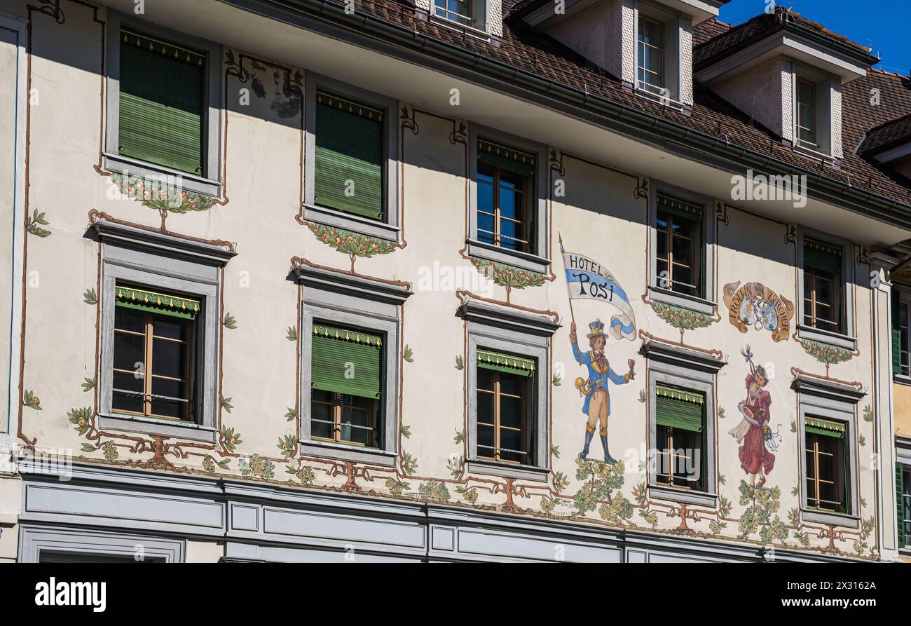 Wandmalereien an einem Haus in der Zuger Altstadt. Sie erzählen einen Teil der Stadtgeschichte. (Zug, Schweiz, 18.04.2022) Stock Photo