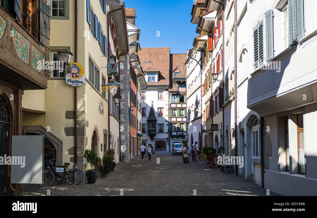 In der unteren Alstadt reiht isch ein Haus nach dem anderen. So war die Bauweise im Mittelalter, wo die Zuger Altstadt ihren Ursprung hatte, übllich. Stock Photo