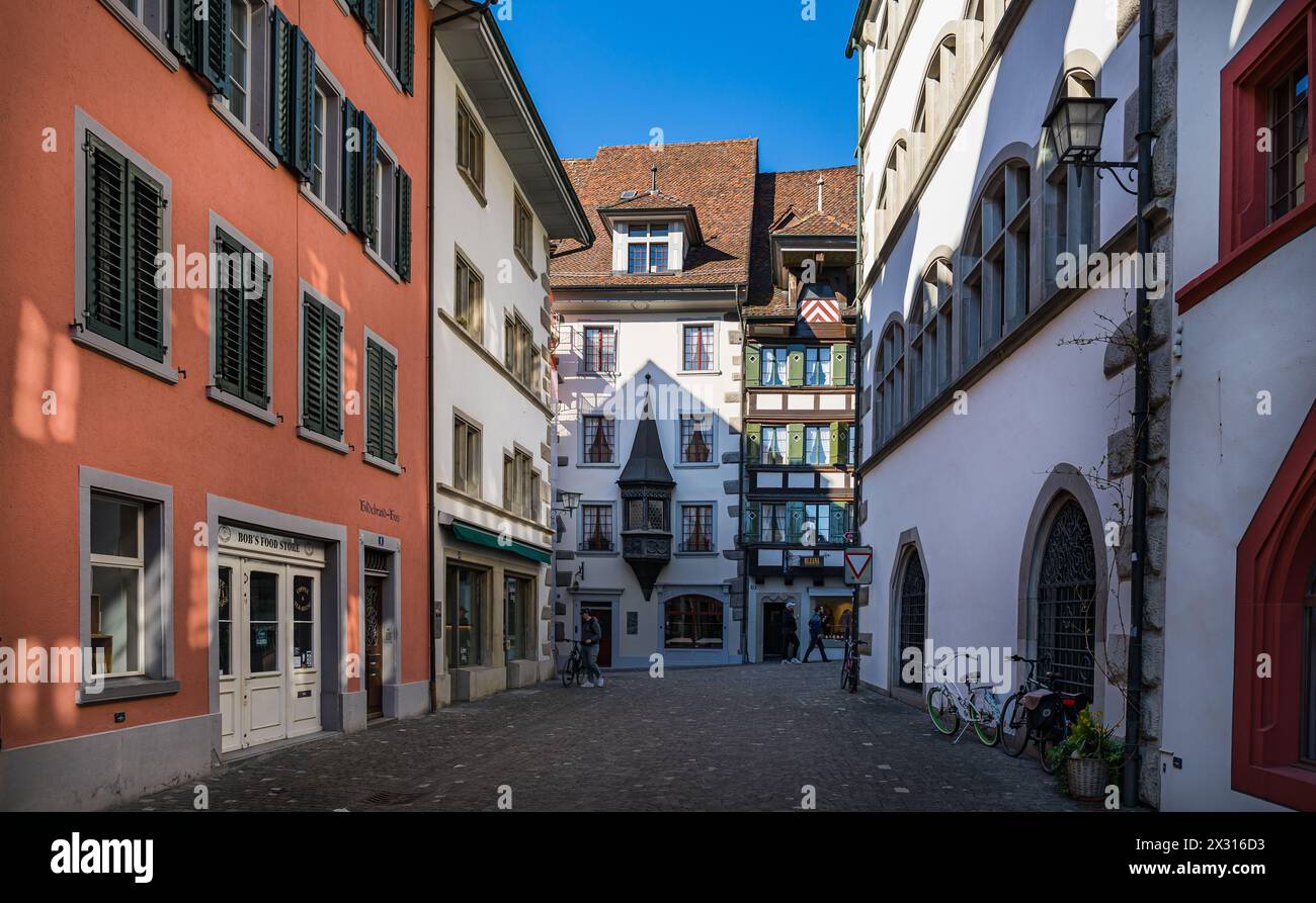 In der unteren Alstadt reiht isch ein Haus nach dem anderen. So war die Bauweise im Mittelalter, wo die Zuger Altstadt ihren Ursprung hatte, übllich. Stock Photo