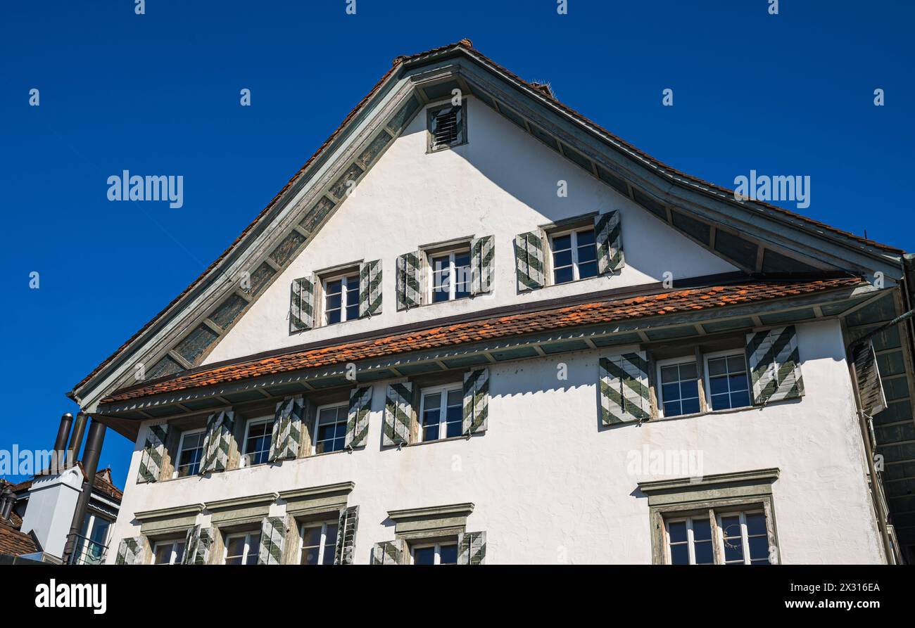 Das Restaurant Schiff bildet den unteren Eingang zur Zuger Altstadt. (Zug, Schweiz, 18.04.2022) Stock Photo