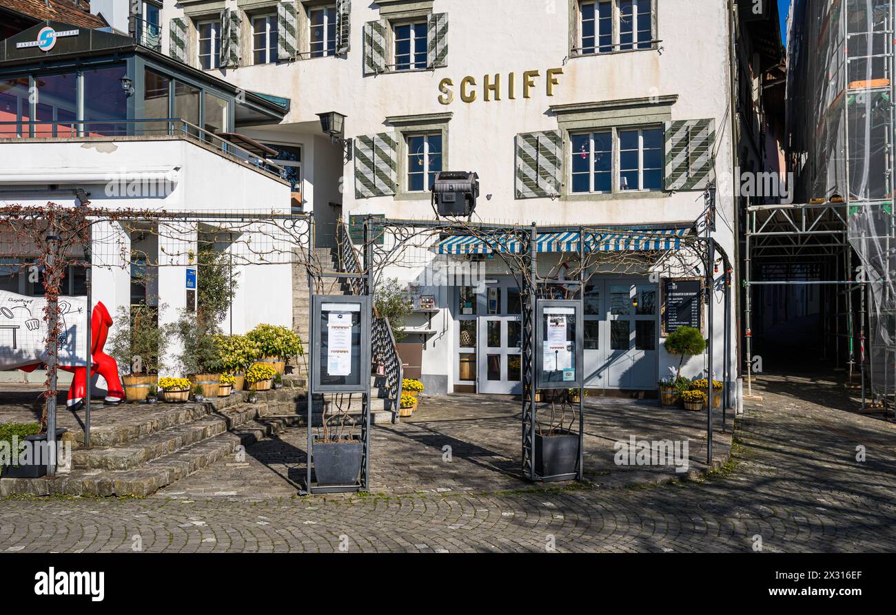 Das Restaurant Schiff bildet den unteren Eingang zur Zuger Altstadt. (Zug, Schweiz, 18.04.2022) Stock Photo
