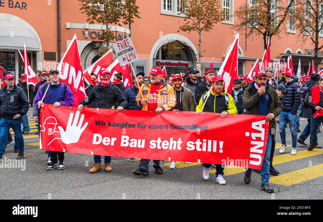 Immer mehr protestierende Bauarbeiter treffen auf dem Zürcher Helvetiaplatz ein. Die Zürcher Baustellen stehen still, sagte die Gewerkschaft Unia. (Zü Stock Photo
