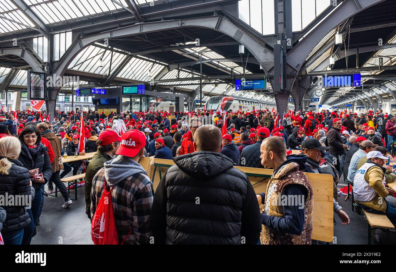 Die demonstrierenden Bauarbeiter haben in der Halle des Zürcher Hauptbahnhof kurzer Hand Bänke und Tische aufstellt. Die unbewilligte Aktion wurde von Stock Photo