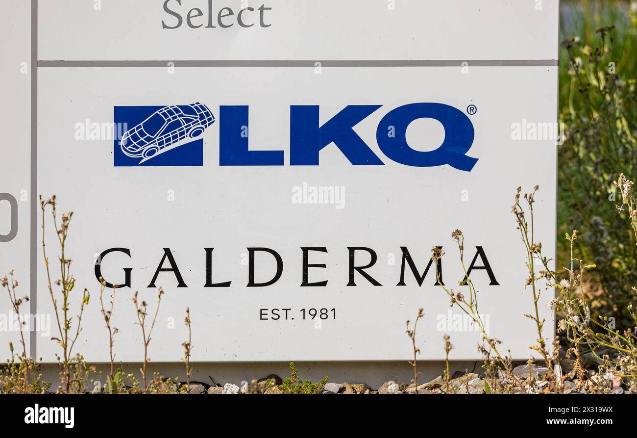 Logo der beiden in Zug ansässigen Firmen LKQ und Galderma. (Zug, Schweiz, 01.05.2022) Stock Photo