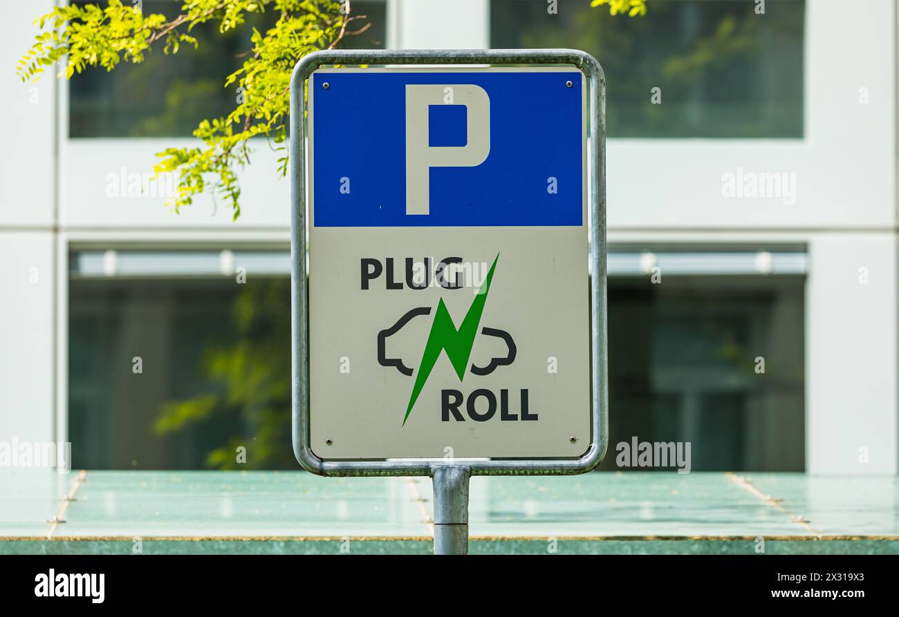 Ein Verkehrsschild besagt das es einen Parkplatz für E-Autos gibt, wo man das Fahrzeug auch laden kann. (Zug, Schweiz, 01.05.2022) Stock Photo