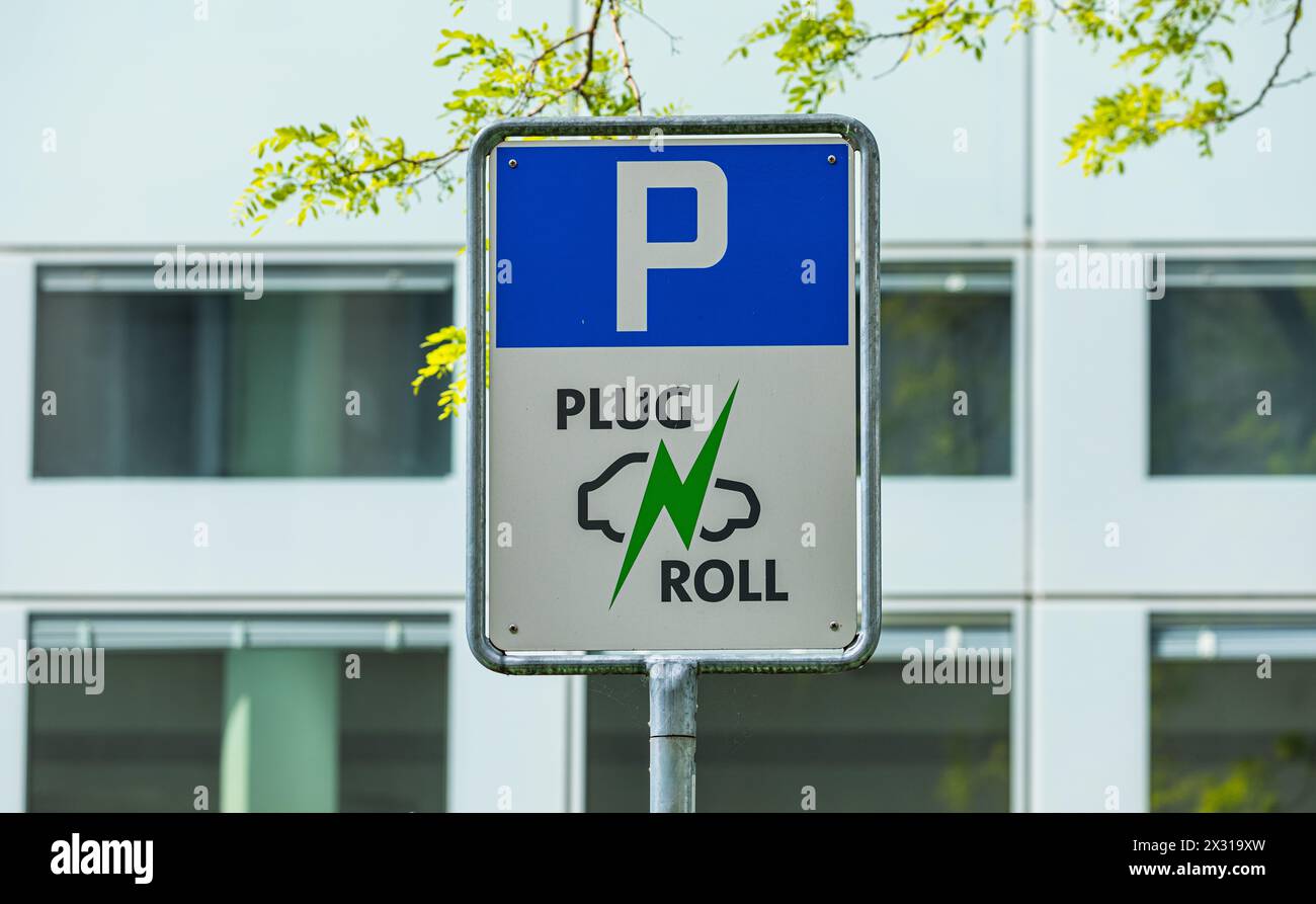 Ein Verkehrsschild besagt das es einen Parkplatz für E-Autos gibt, wo man das Fahrzeug auch laden kann. (Zug, Schweiz, 01.05.2022) Stock Photo
