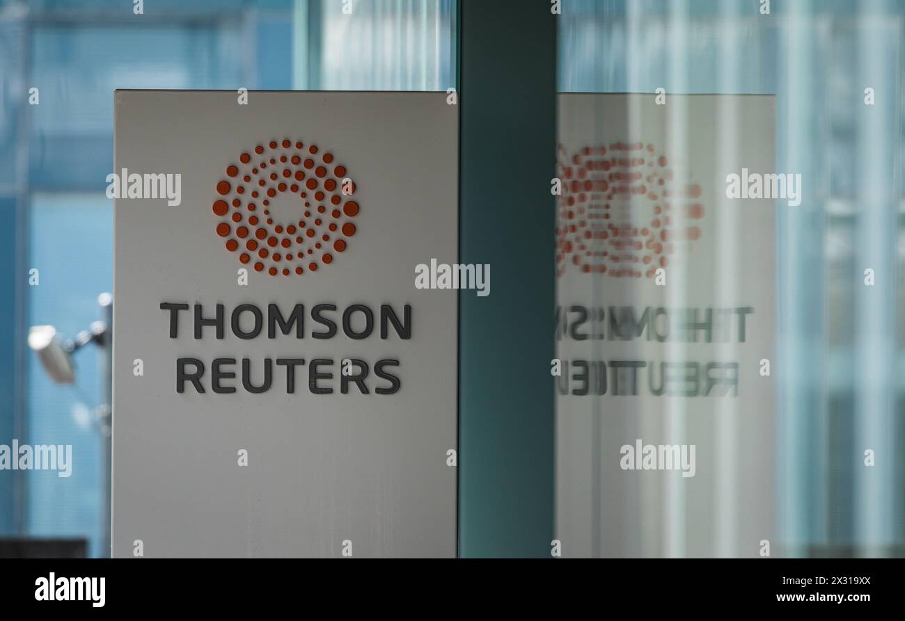 Emblem beim Firmensitz in Zug von der amerikanischen Firma Thomson Reuters. (Zug, Schweiz, 01.05.2022) Stock Photo