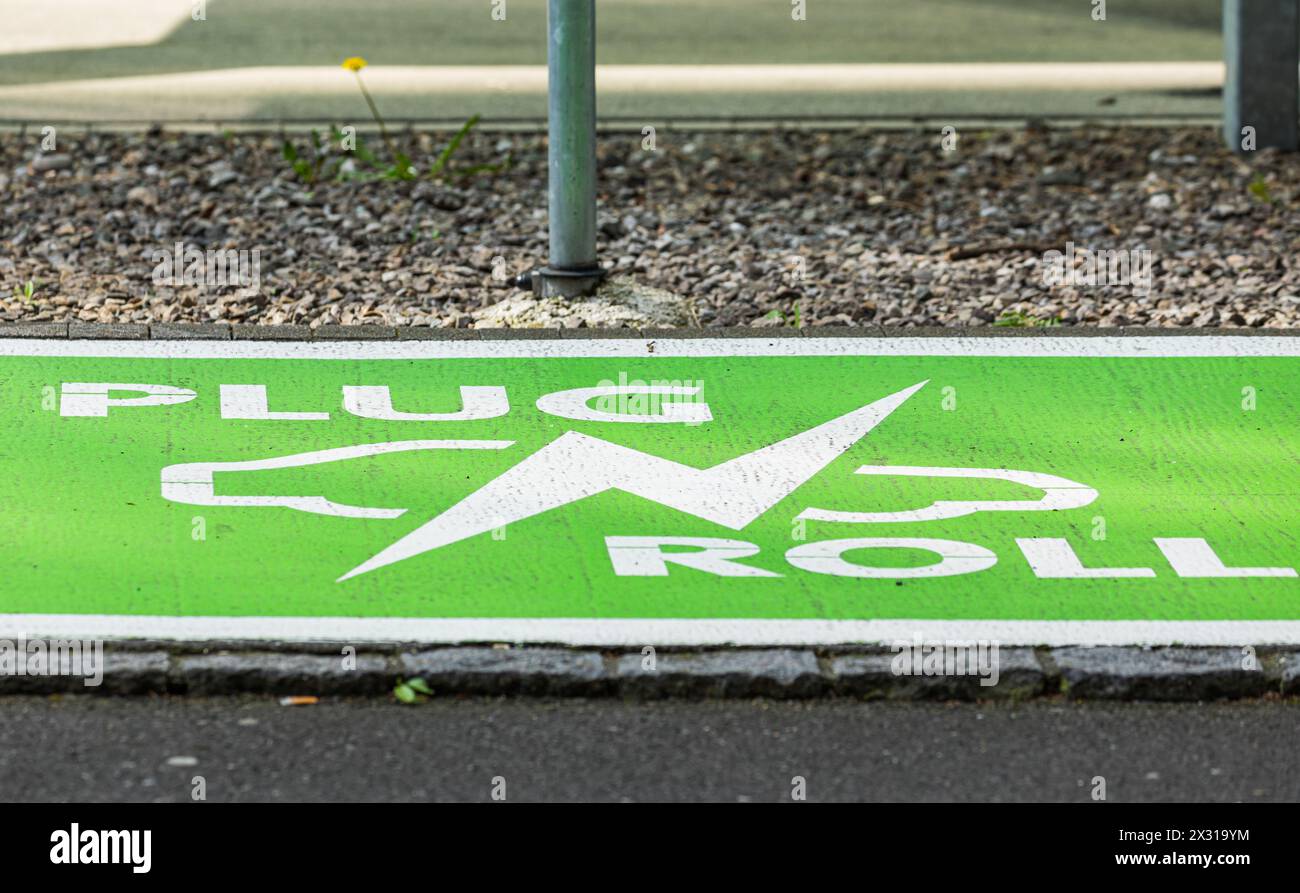 Ein Parkfeld ist für das Laden von E-Autos gekennzeichnet. (Zug, Schweiz, 01.05.2022) Stock Photo