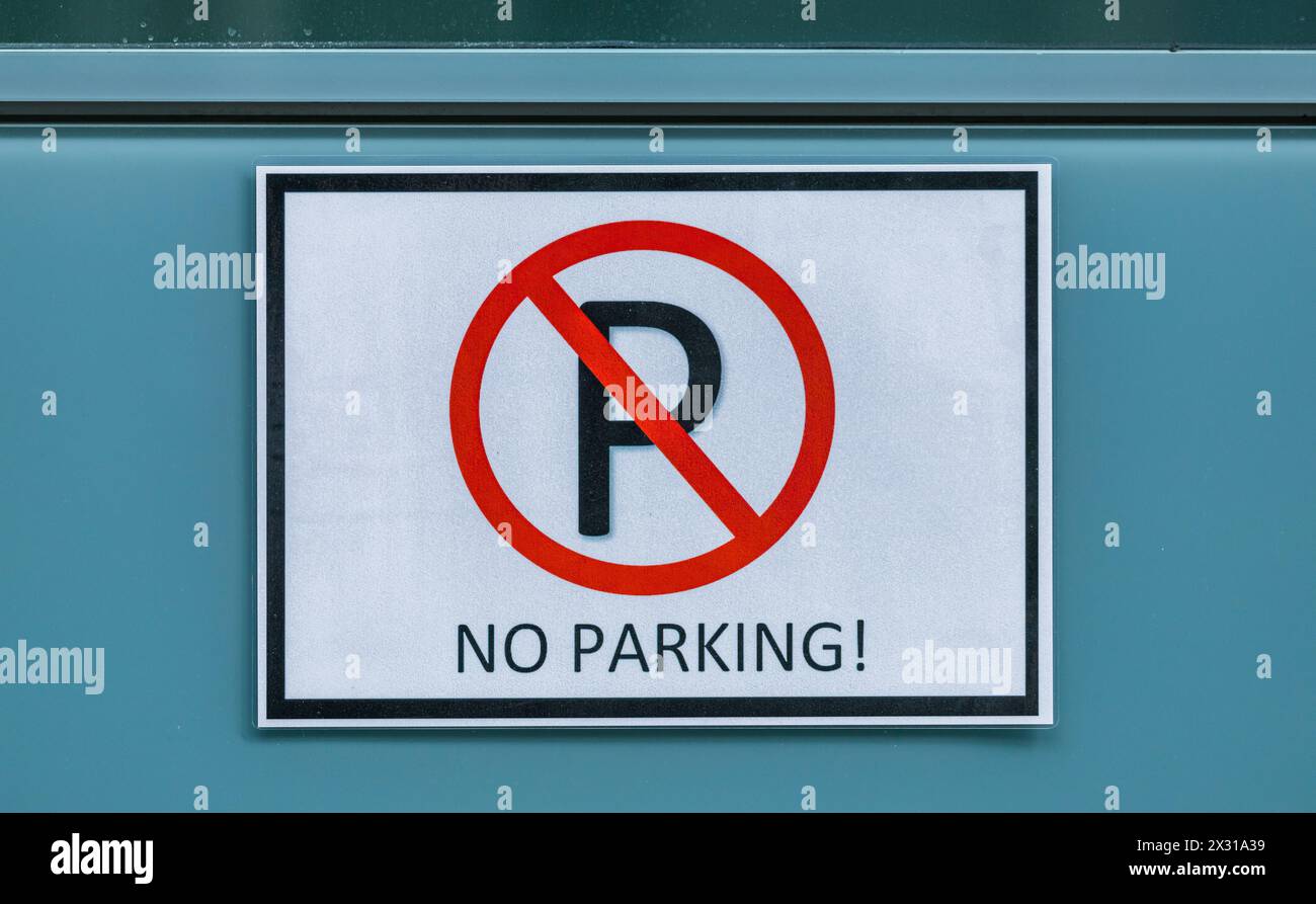 Bei einem Gebäude in der Stadt Zug wurde in englischer Sprache mit der Aufschrift 'no Parking' ein Parkverbotsschild angebracht. (Zug, Schweiz, 01.05. Stock Photo