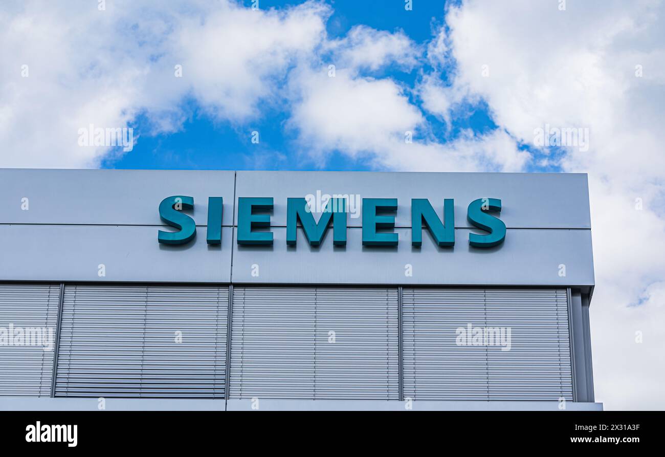 Firmengebäude der Firma Siemens Schweiz AG in der Stadt Zug mit Schriftzug der Firma. (Zug, Schweiz, 01.05.2022) Stock Photo