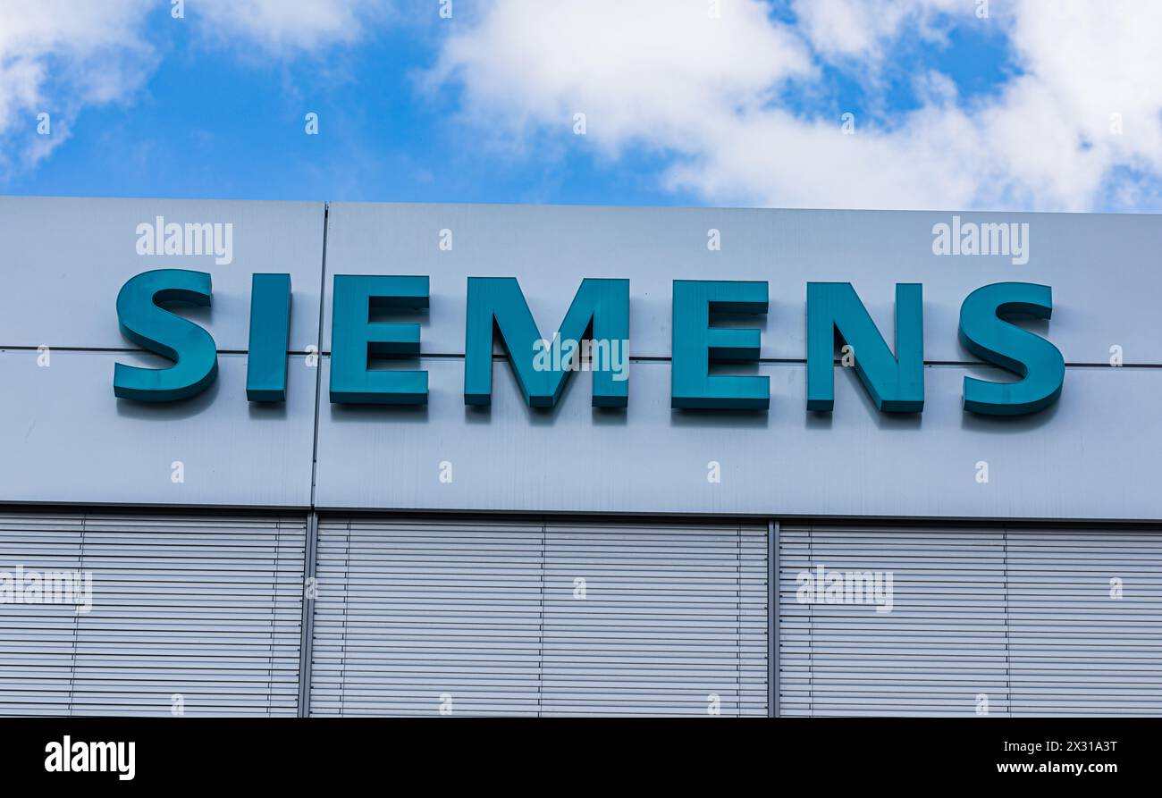 Firmengebäude der Firma Siemens Schweiz AG in der Stadt Zug mit Schriftzug der Firma. (Zug, Schweiz, 01.05.2022) Stock Photo