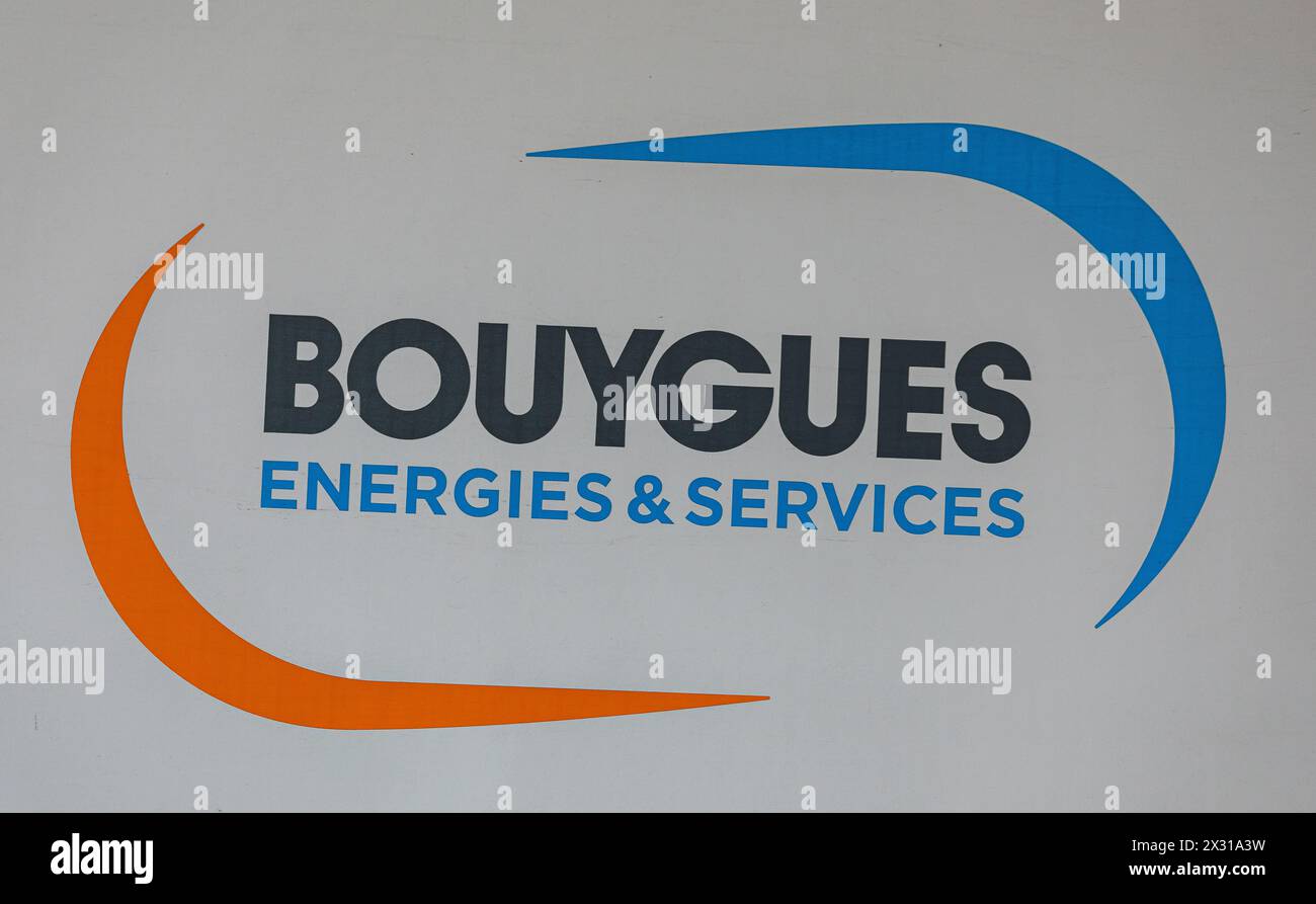 Emblem von Bouygues Energie & Services beim Firmensitz in der Stadt Zug. (Zug, Schweiz, 01.05.2022) Stock Photo