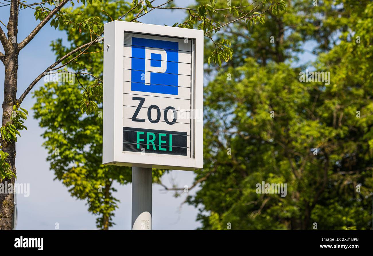 Ein Verkehrsschild zeigt an, dass es noch freie Parkplätze beim Zürich Zoo hat. (Zürich, Schweiz, 21.05.2022) Stock Photo