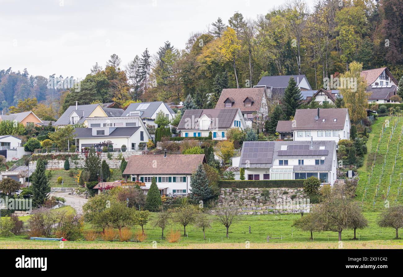 Eine Wohnsiedlung mit sogenannten Gibeldächern In Hüntwangen im Rafzerfeld, Zürich Unterland. (Hüntwangen, Schweiz, 23.10.2022) Stock Photo
