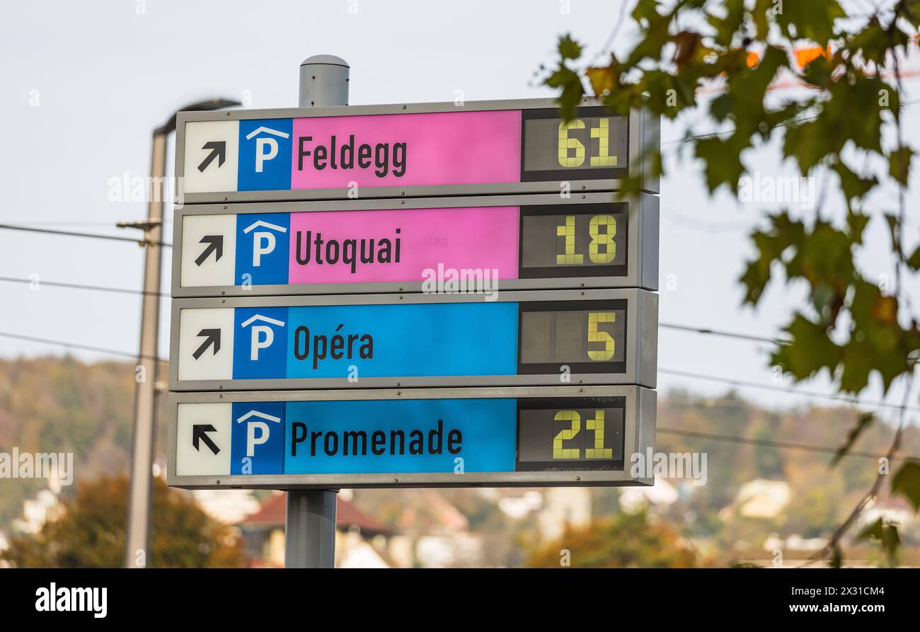 Das Parkleitsystem der Stadt Zürich zeigt am Samstag Nachmittag nur noch wenige Parkplätze in den vier Parkhäusern Feldegg, Utoquai, Opera und Promena Stock Photo