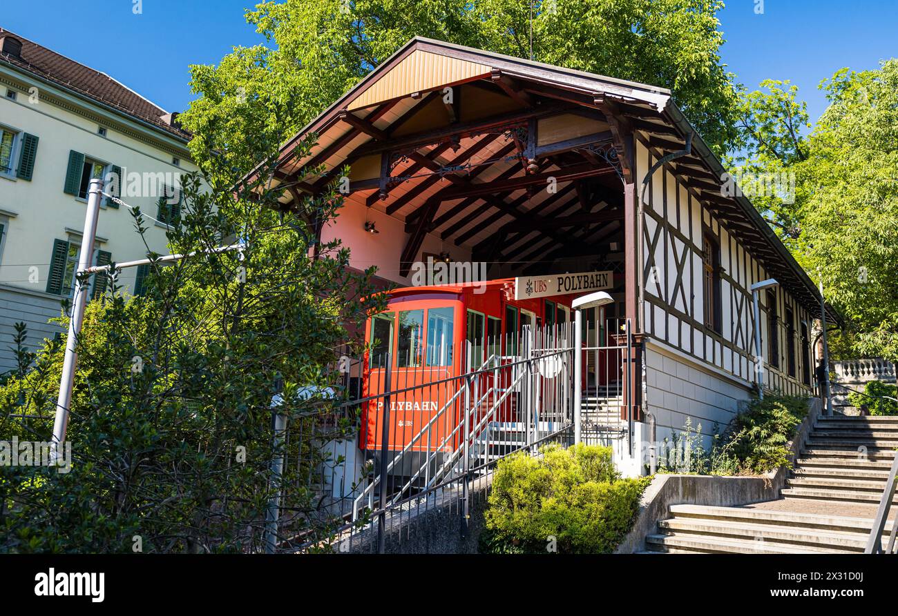 Die Polybahn fährt in die Haltestelle Polyterrasse bei der ETH Zürich ein. (Zürich, Schweiz, 26.06.2022) Stock Photo