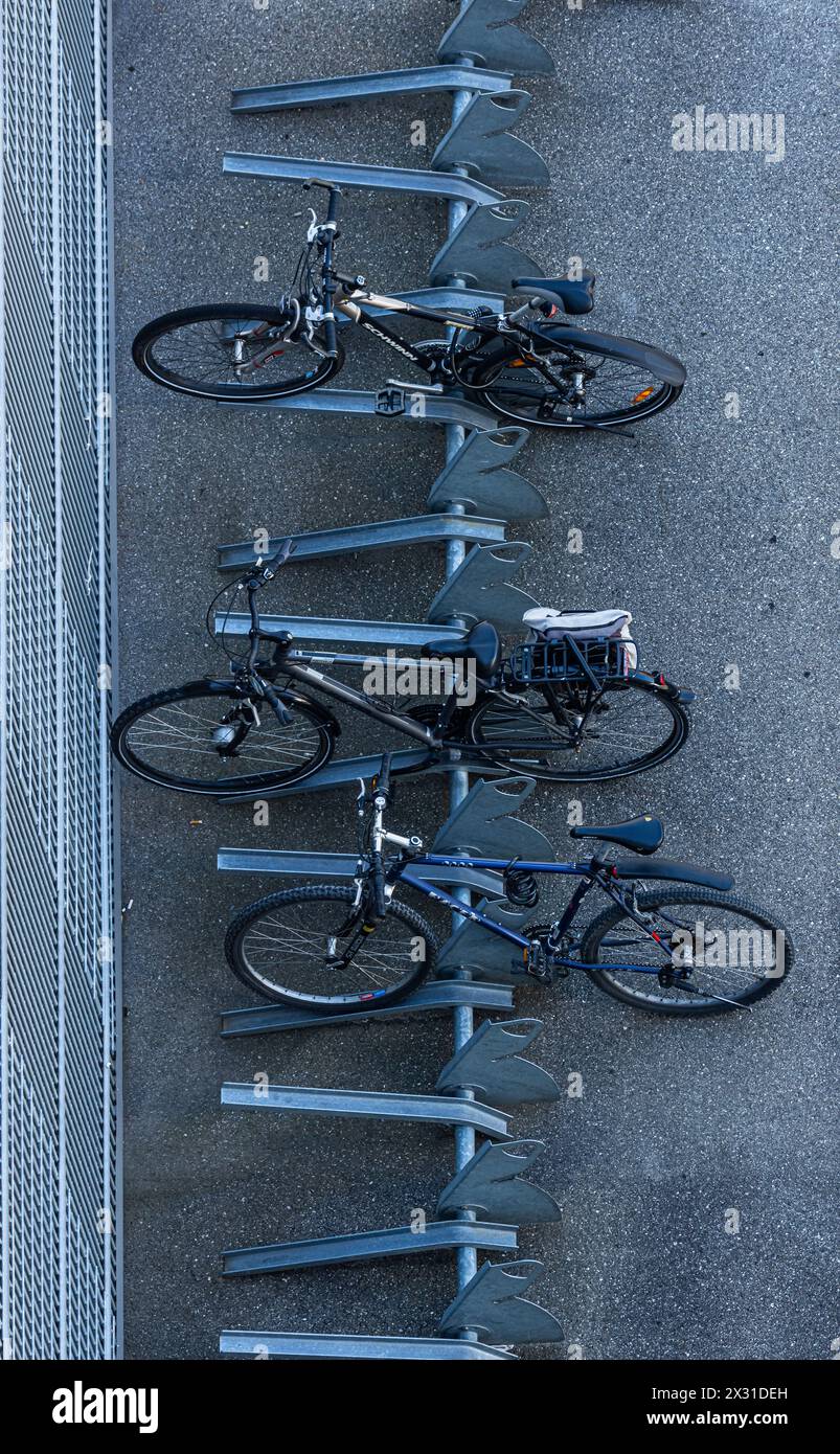 Fahrradständer, welche mit einigen Fahrrädern besetzt ist, am Flughafen Zürich. (Zürich, Schweiz, 24.07.2023) Stock Photo