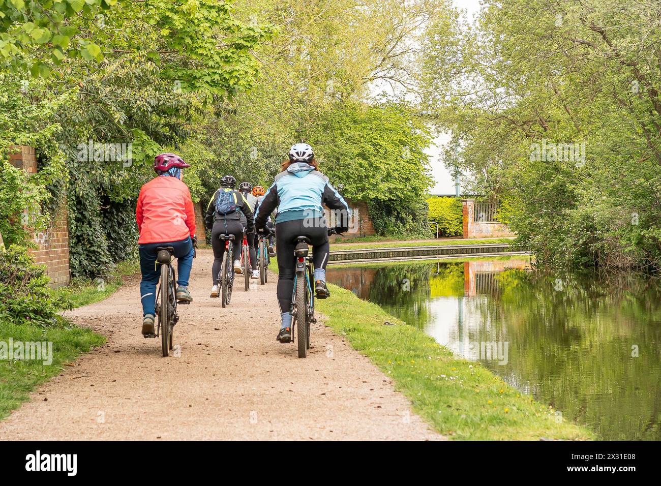 Kidderminster, UK. 24th April, 2024. UK weather: people are out enjoying some sunshine at last, but temperatures still remain stubbornly low and ony just break into double digits. Credit: Lee Hudson/Alamy Live News Stock Photo
