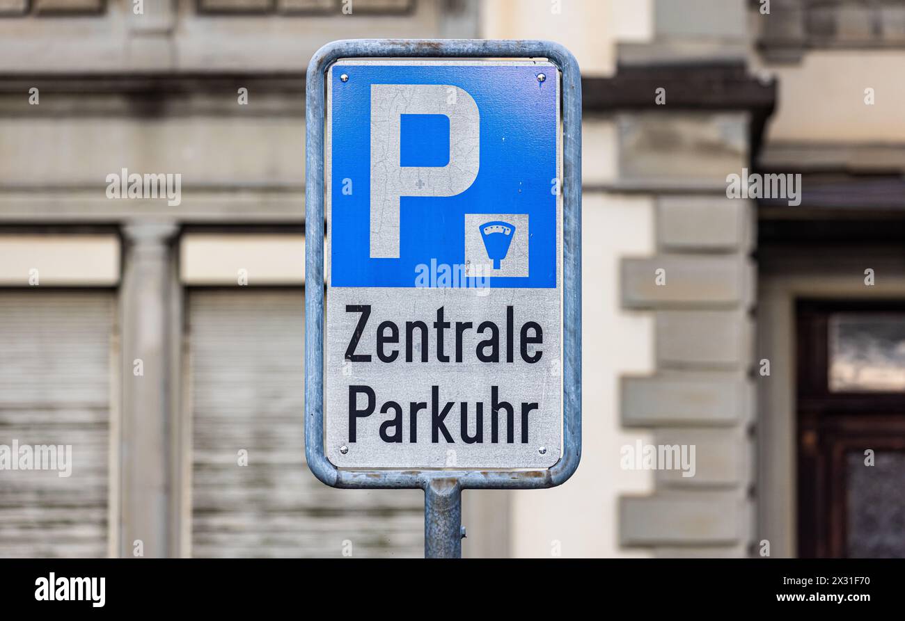 Ein Schild weisst darauf hin, dass es auf dem Parkplatz in der Stadt Schaffhausen eine zentrale Parkuhr gibt. (Schaffhausen, Schweiz, 06.11.2022) Stock Photo