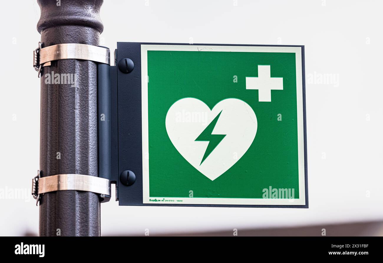 In der Schaffhauser Altstadt zeigt ein Schild das man hier im Notfall einen Defibrillator findet. (Schaffhausen, Schweiz, 06.11.2022) Stock Photo
