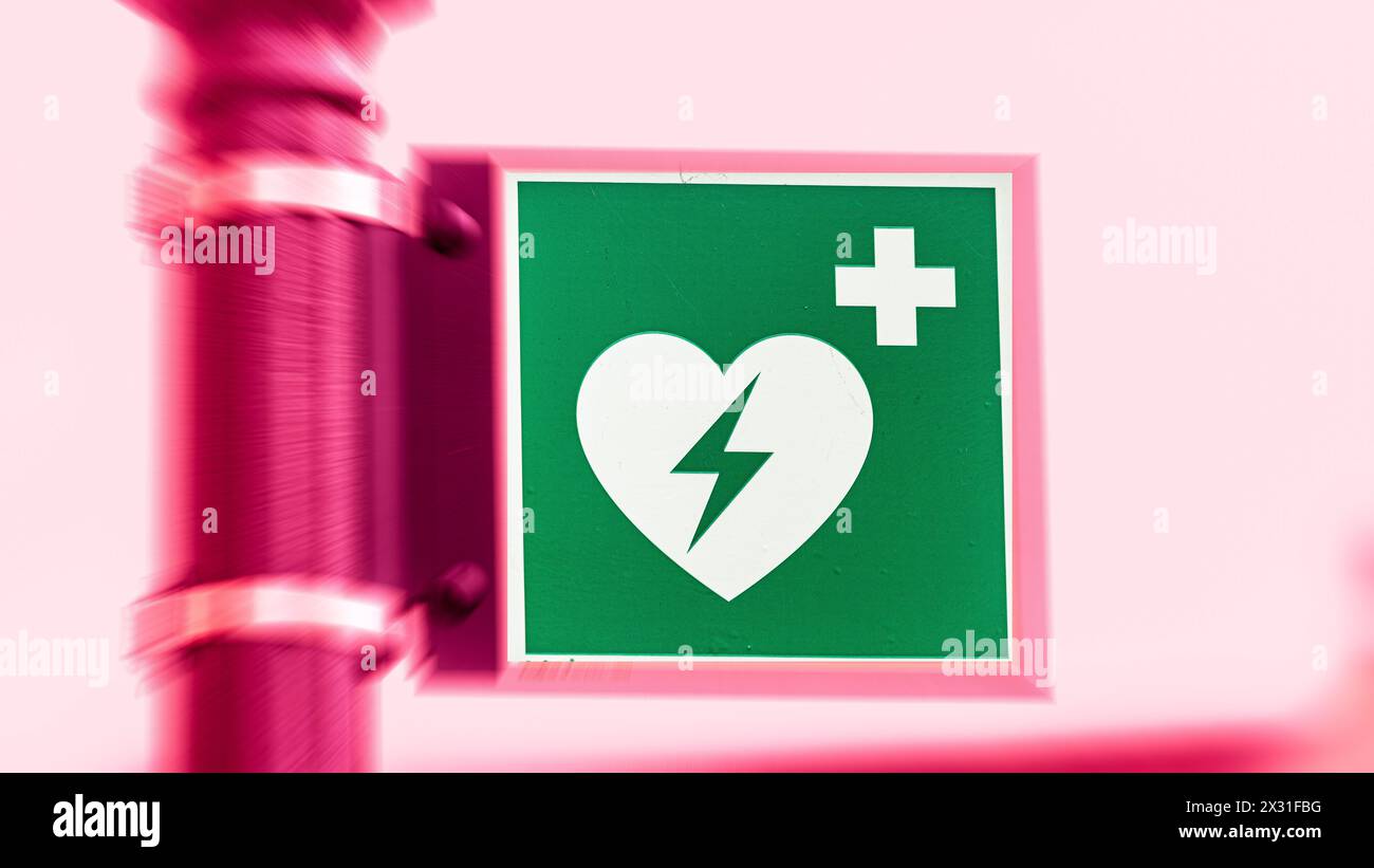 In der Schaffhauser Altstadt zeigt ein Schild das man hier im Notfall einen Defibrillator findet. (Schaffhausen, Schweiz, 06.11.2022) Stock Photo
