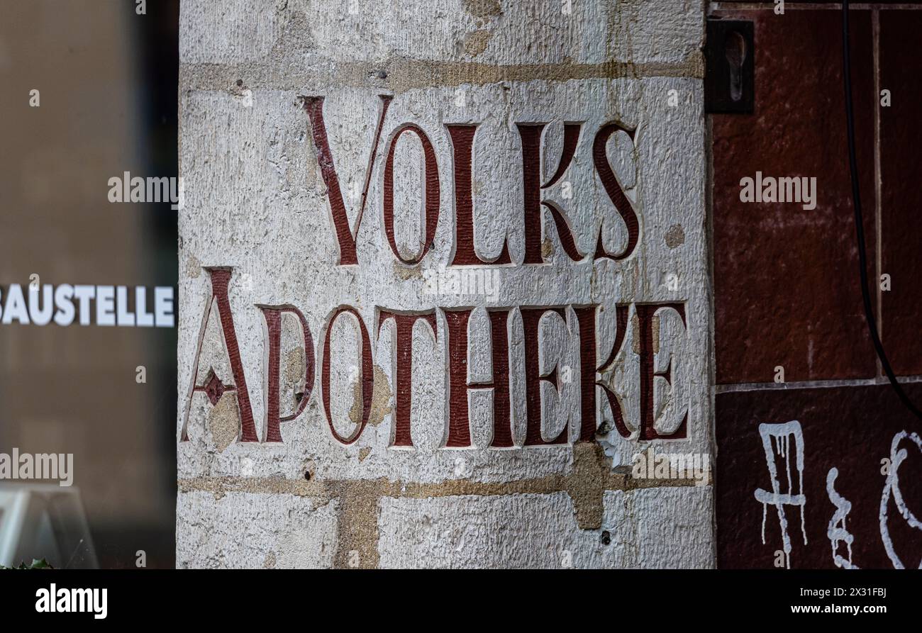Schriftzug der Volksapotheke in der Schaffhauser Altstadt. (Schaffhausen, Schweiz, 06.11.2022) Stock Photo