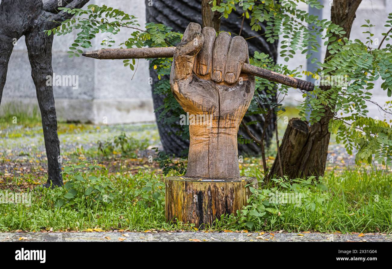 Für das Jubiläum der Autnomen Schule Zürich wurde im Zürcher Stadtkreis 4 diese Holzskulptur bei der Kirche St. Jakob aufgestellt. (Zürich, Schweiz, 1 Stock Photo