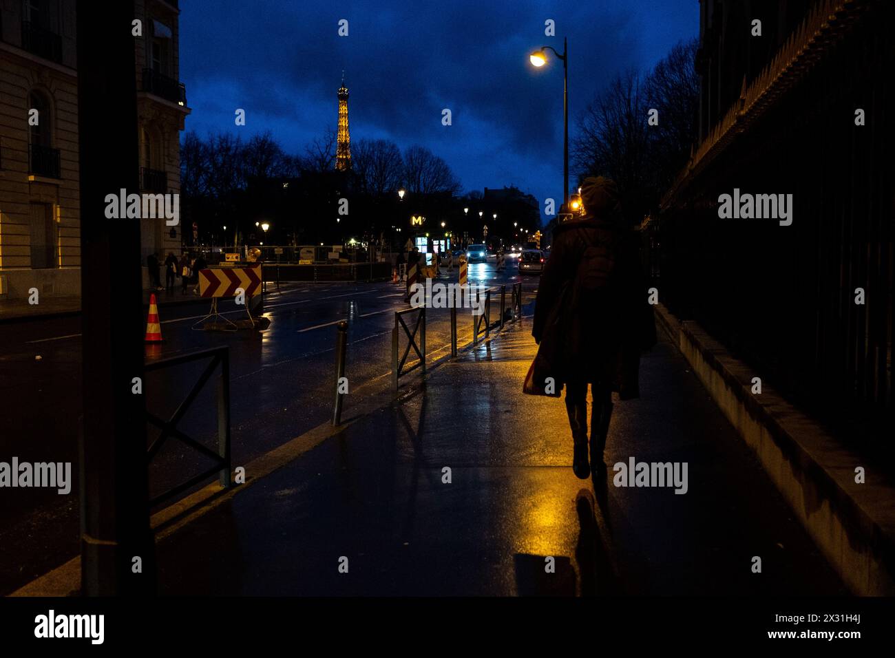 Silhouette de la tour eiffel de nuit hi-res stock photography and ...