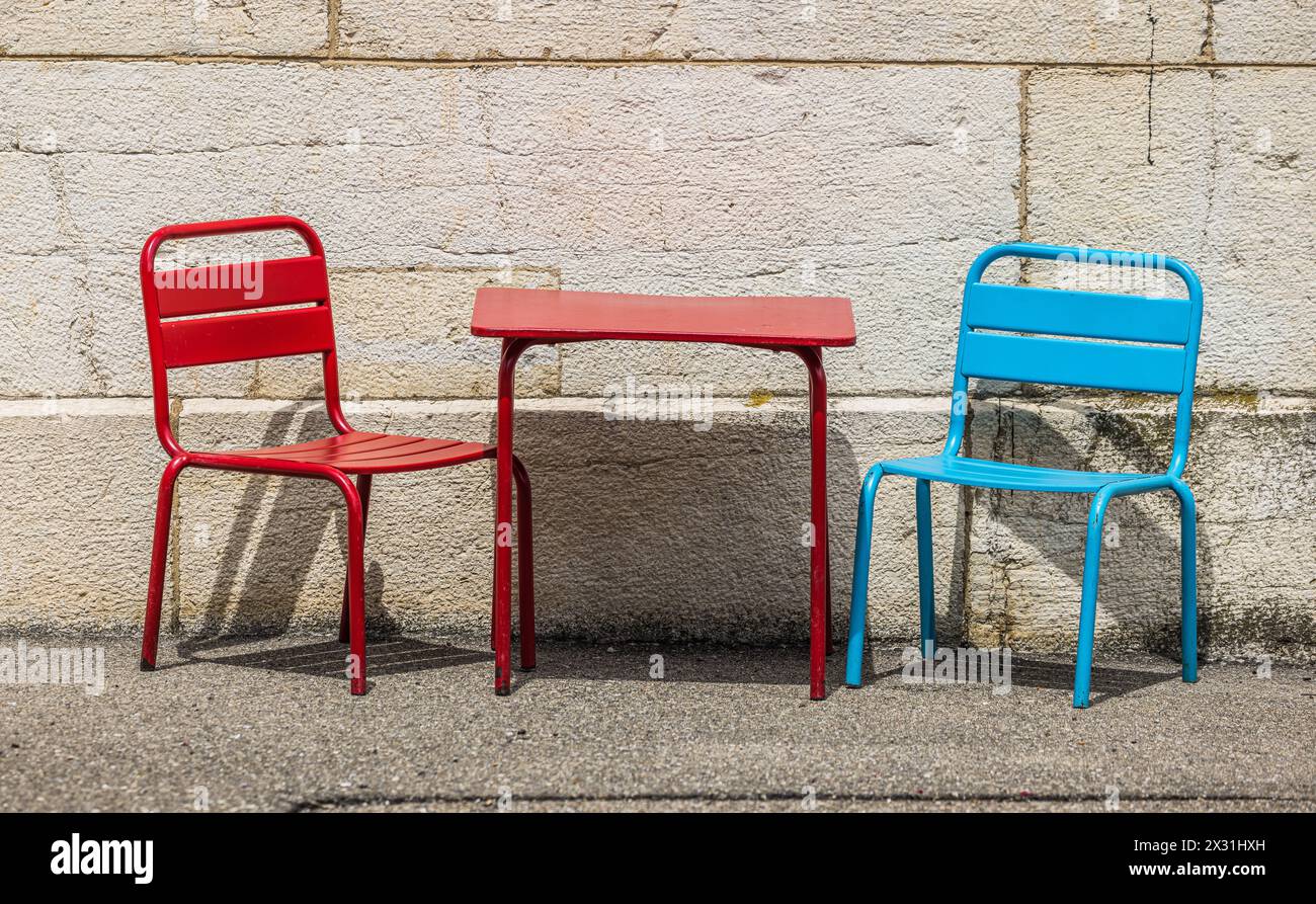 Zwei Stühle und ein Tisch, aber kein Mensch. (Schaffhausen, Schweiz, 30.06.2022) Stock Photo