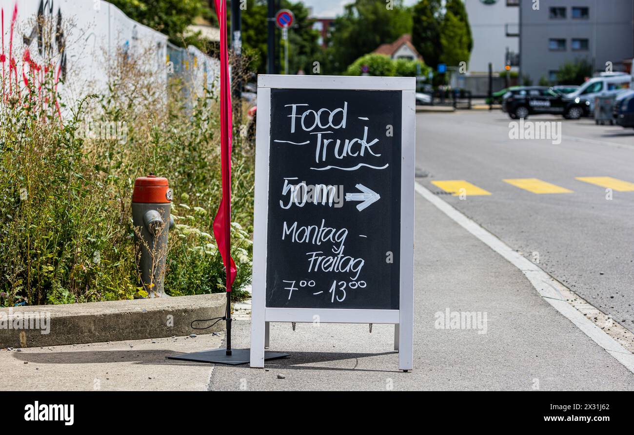 Ein Schild zeigt an, dass es in 50 Meter einen Foodtruck für Schnellkost gibt. (Dübendorf, Schweiz, 07.07.2023) Stock Photo