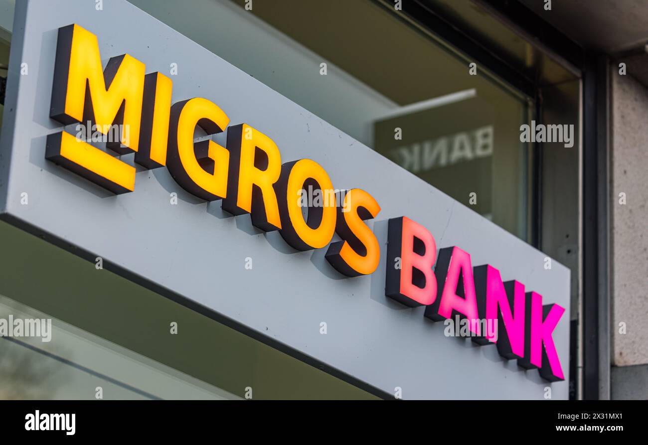 Emblem der Migros Bank unmittelbar beim Bahnhof Schaffhausen. (Schaffhausen, Schweiz, 06.11.2022) Stock Photo