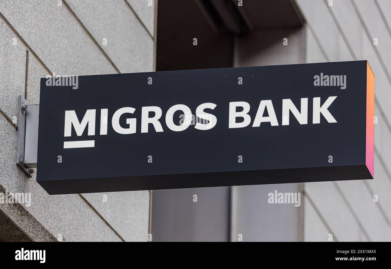 Emblem der Migros Bank unmittelbar beim Bahnhof Schaffhausen. (Schaffhausen, Schweiz, 06.11.2022) Stock Photo