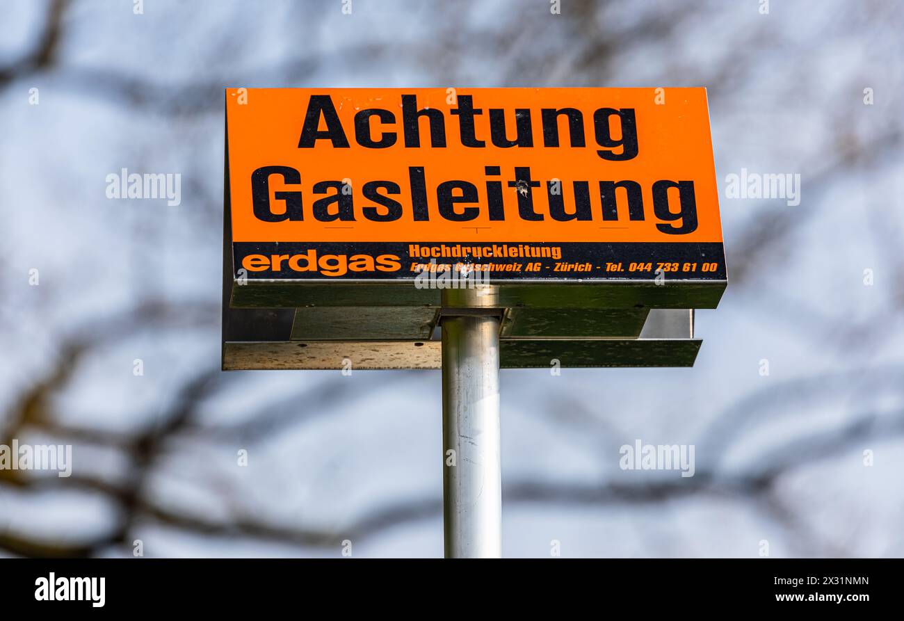 Ein Schild warnt vor einer Gasleitung, welche im Boden vergraben liegt. (Schlatt TG, Schweiz, 15.04.2022) Stock Photo