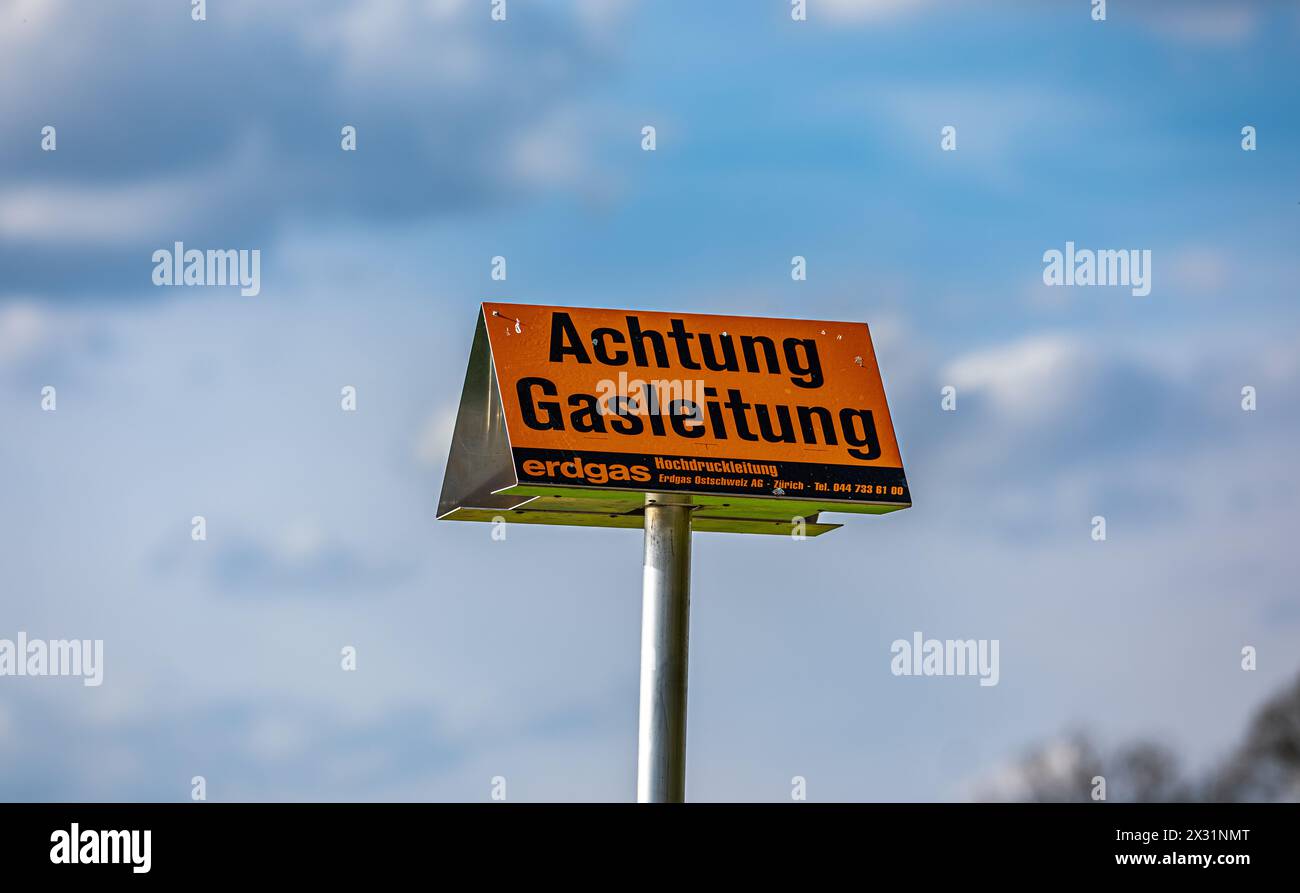 Ein Schild warnt vor einer Gasleitung, welche im Boden vergraben liegt. (Schlatt TG, Schweiz, 15.04.2022) Stock Photo