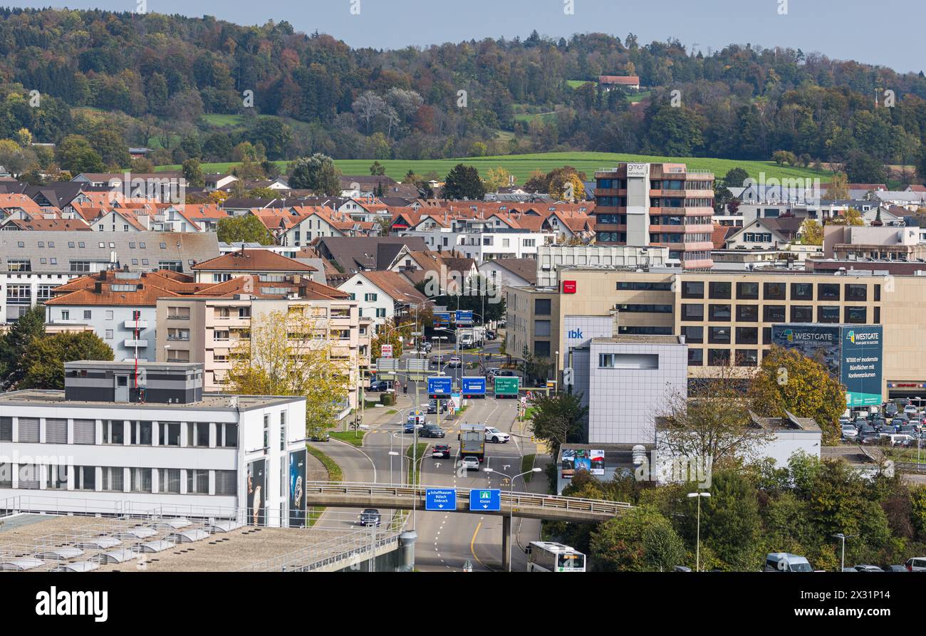 Blick vom Flughafen Zürich auf die Flughafenstadt Kloten. (Kloten, Schweiz, 23.10.2022) Stock Photo