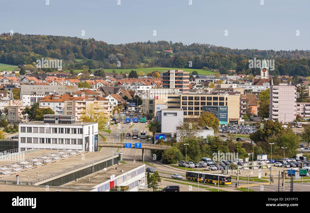 Blick vom Flughafen Zürich auf die Flughafenstadt Kloten. (Kloten, Schweiz, 23.10.2022) Stock Photo