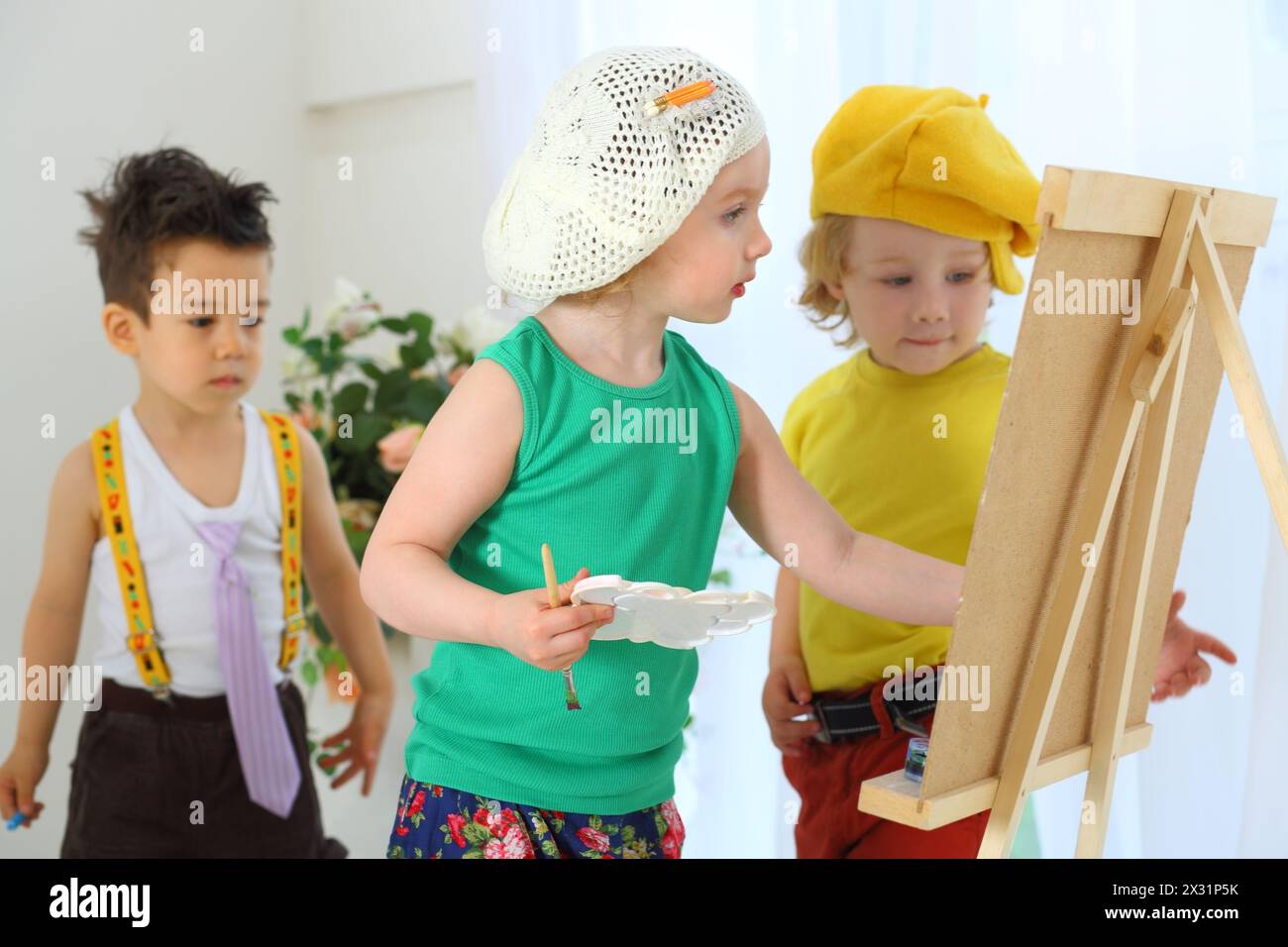 Small children draw pictures on - Small Children Draw Pictures On An Easel 2X31P5K 