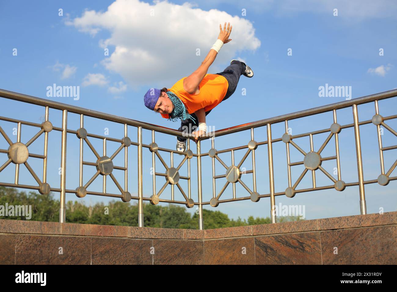 Muscular athlete doing one hand hi-res stock photography and images - Alamy