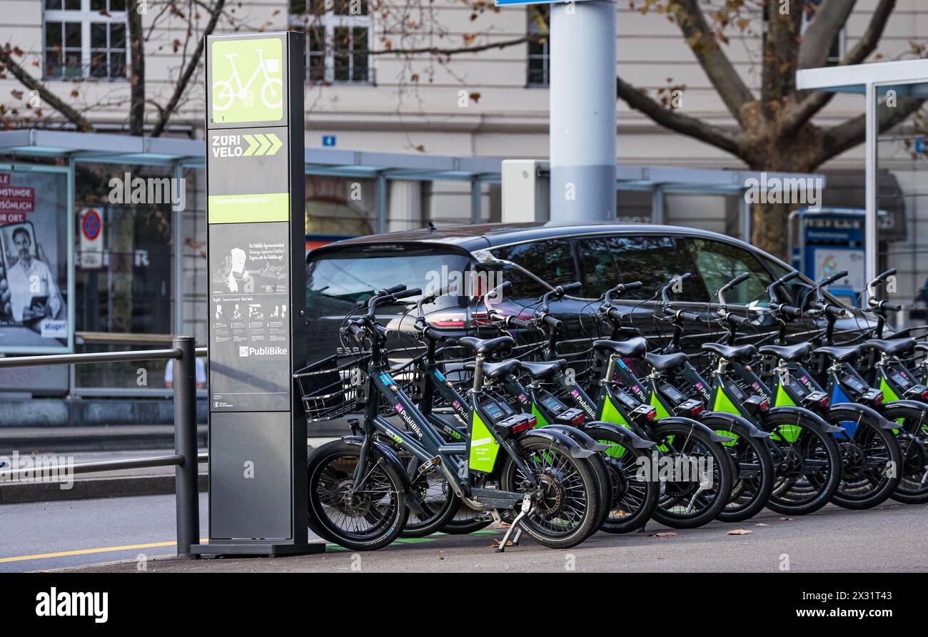 Zahlreiche Fahrräder von Züri Velo stehen zum Verleih bereit. (Zürich, Schweiz, 29.10.2022) Stock Photo