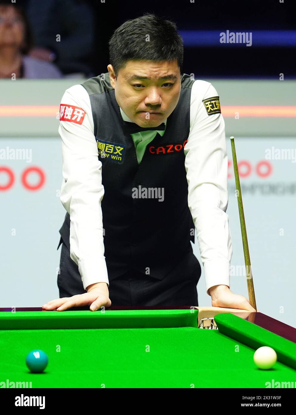 Ding Junhui reacts during the match against Jack Lisowski on day five