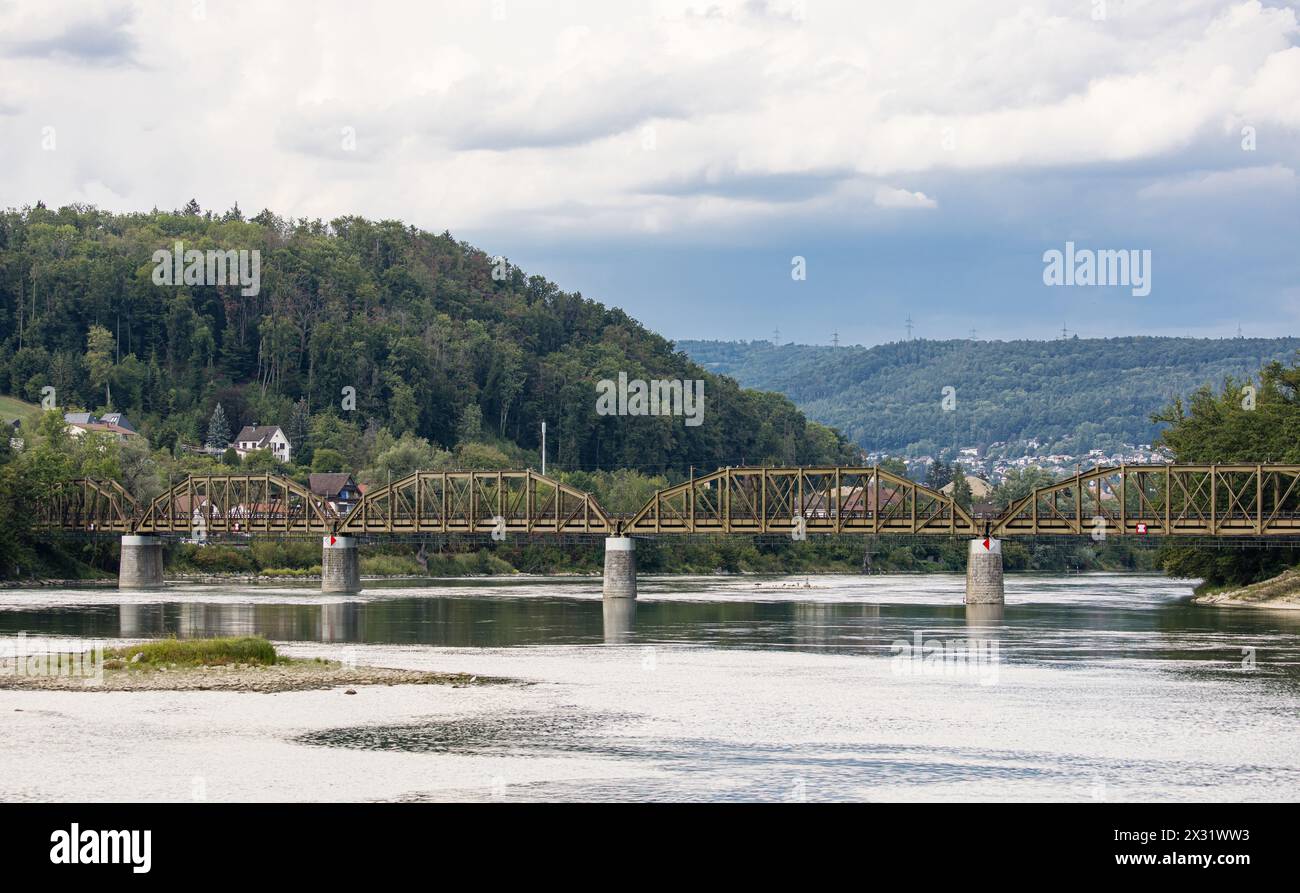 Blick entlang der Aare bis zum Siedlungsgebiet der süddeutschen Stadt Waldshut-Tiengen. Vorne die Aarbrücke, eines Eisenbahnbrücke. (Koblenz, Schweiz, Stock Photo