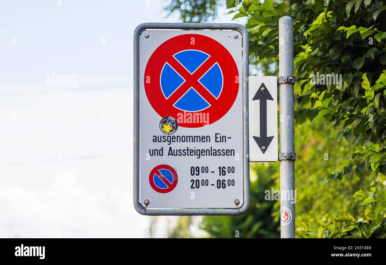 Ein Verkehrsschild besagt, dass weder das Anhalten, noch das Parkieren erlaubt ist. Ausnahme gilt für das Ein, respektive Aussteigen lassen. (Zürich, Stock Photo