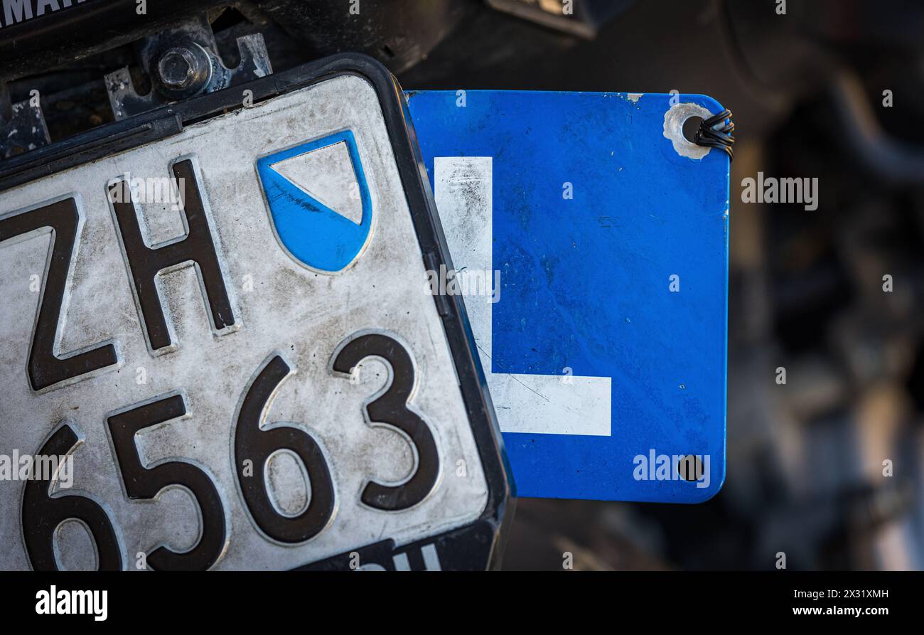 Ein KFZ-Kennzeichen aus dem Kanton Zürich an einem Motorrad. Das weisse L, auf blauem Grund, besagt, dass die Person noch in der Motrorrad Ausbildung Stock Photo