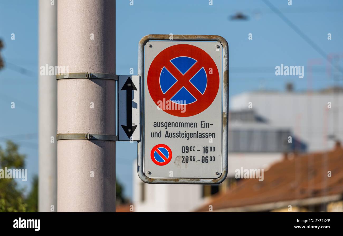 Ein Verkehrsschild besagt, dass weder das Anhalten, noch das Parkieren erlaubt ist. Ausnahme gilt für das Ein, respektive Aussteigen lassen. (Zürich, Stock Photo