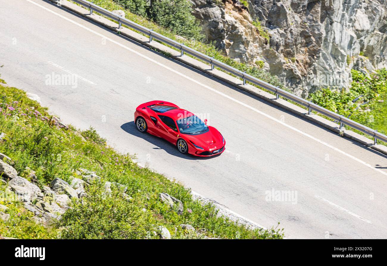 Ein Ferrari F8 Tributo fährt die Furkastrasse talwärts in Richtung Kanton Wallis. (Obergoms, Schweiz, 15.07.2022) Stock Photo