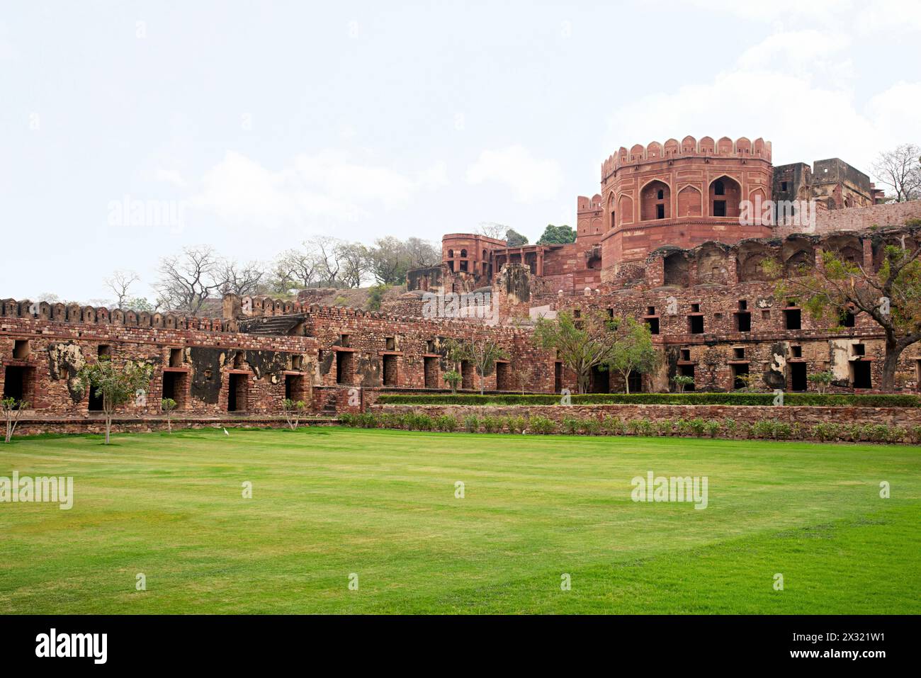 Caravan Serai and Akbar's Elephant Tomb Minaret, Fatehpur Sikri, Uttar Pradesh, India Stock Photo