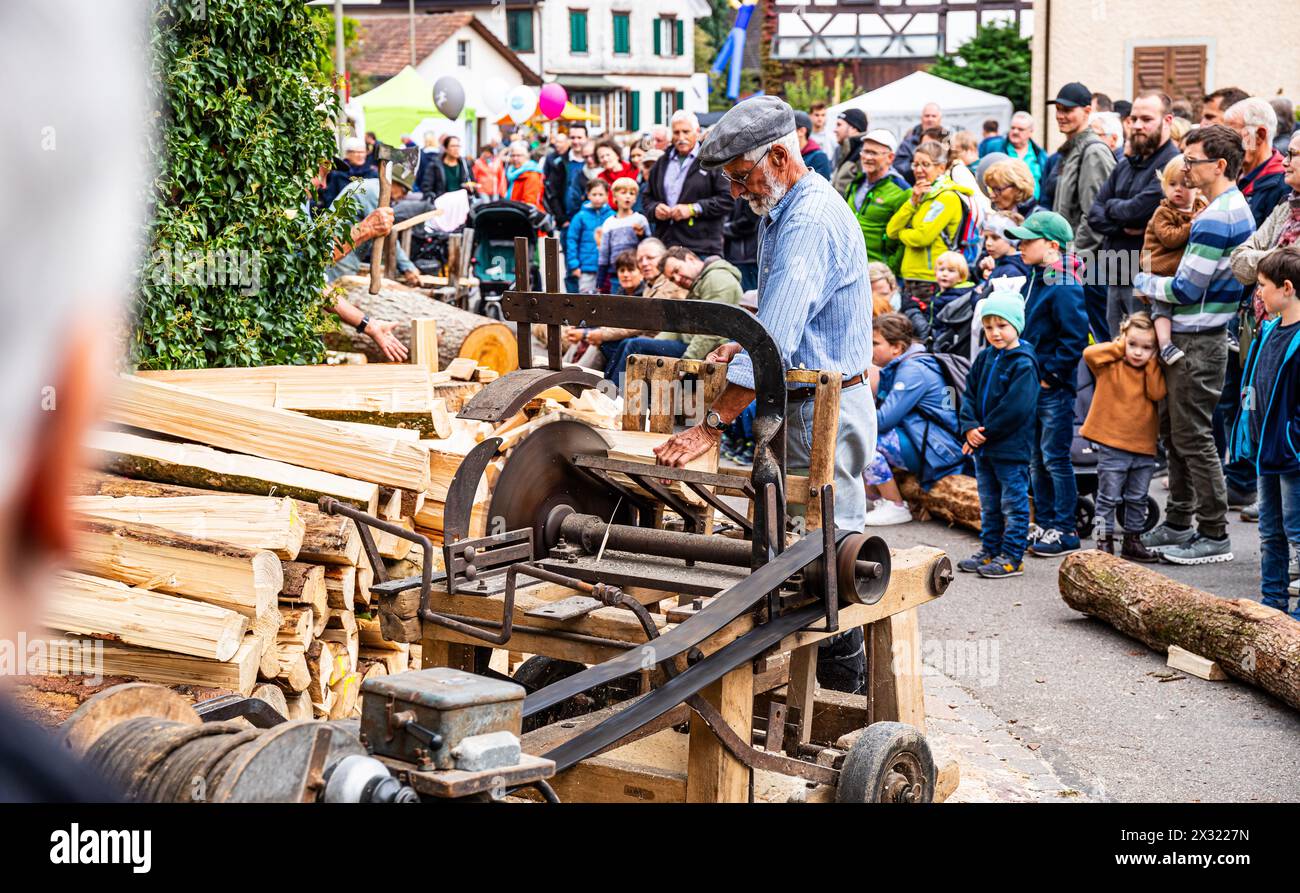 Bei der Sägerei in Rafzer Dorfzentrum können Besucher schauen, wie das Holz früher bearbeitet wurde. (Rafz, Schweiz, 25.09.2022) Stock Photo