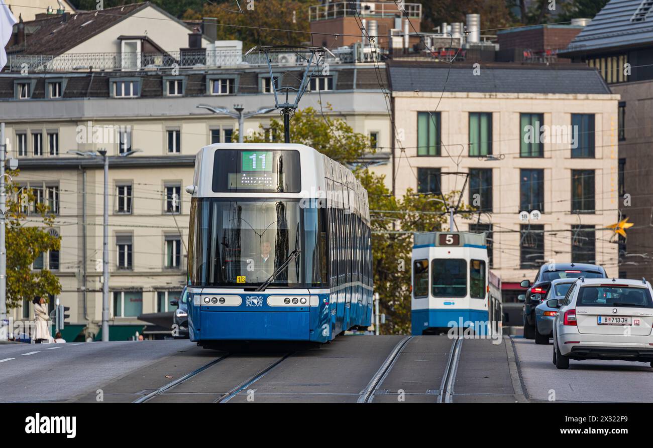 Ein VBZ Flexity Tram der Linie 11 fährt über die Quaibrücke in Richtung Bürkliplatz. Endhaltestelle der Tramlinie 11 ist das Auzelg. (Zürich, Schweiz, Stock Photo