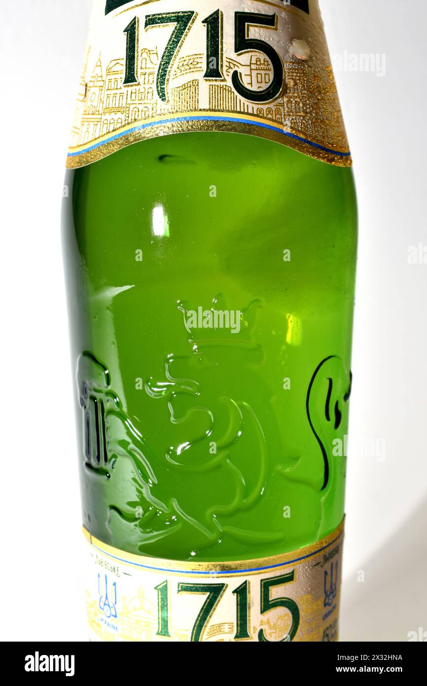 Shevchenkovo. Kyiv region. Ukraine. 04.22.2024. Green bottle with beer, on the glass there is a drawing of a lion. Beer 1715. Stock Photo