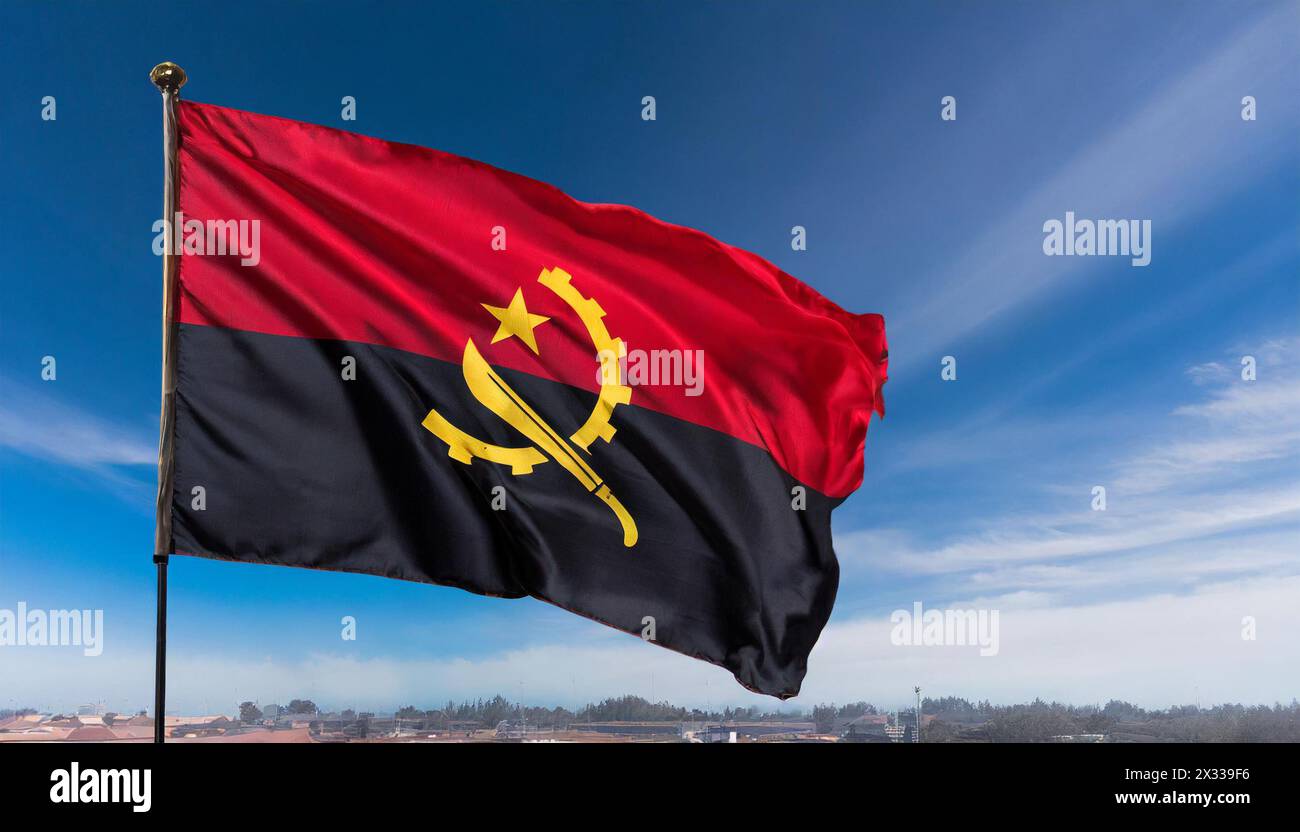 Fahne, die Nationalfahne von Angola flattert im Wind Stock Photo